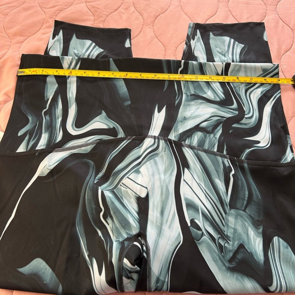 SPANX Black and White Leggings with Dynamic Pattern - Picture 5 of 8